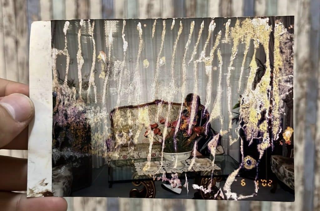 SobaZaGosteMaribor: Charbel A. Dargham, Tony Keyrouz, Joy Sfeir »Razdejanih obratov, pokončna soba«