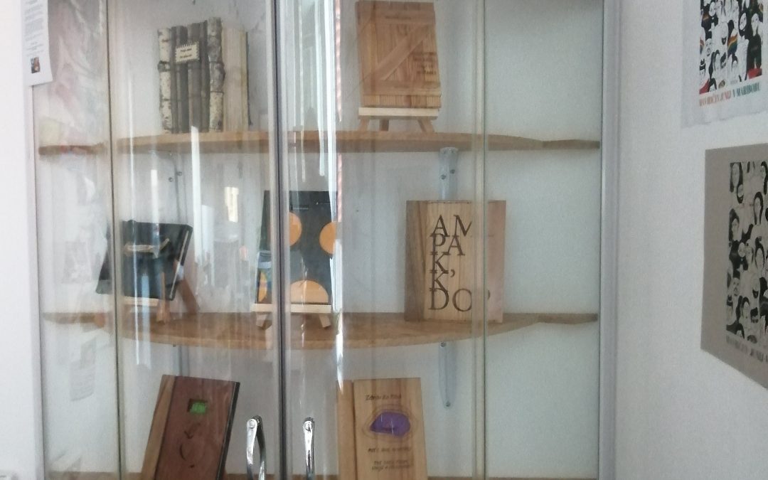 [RAZSTAVA] Besede kot les …