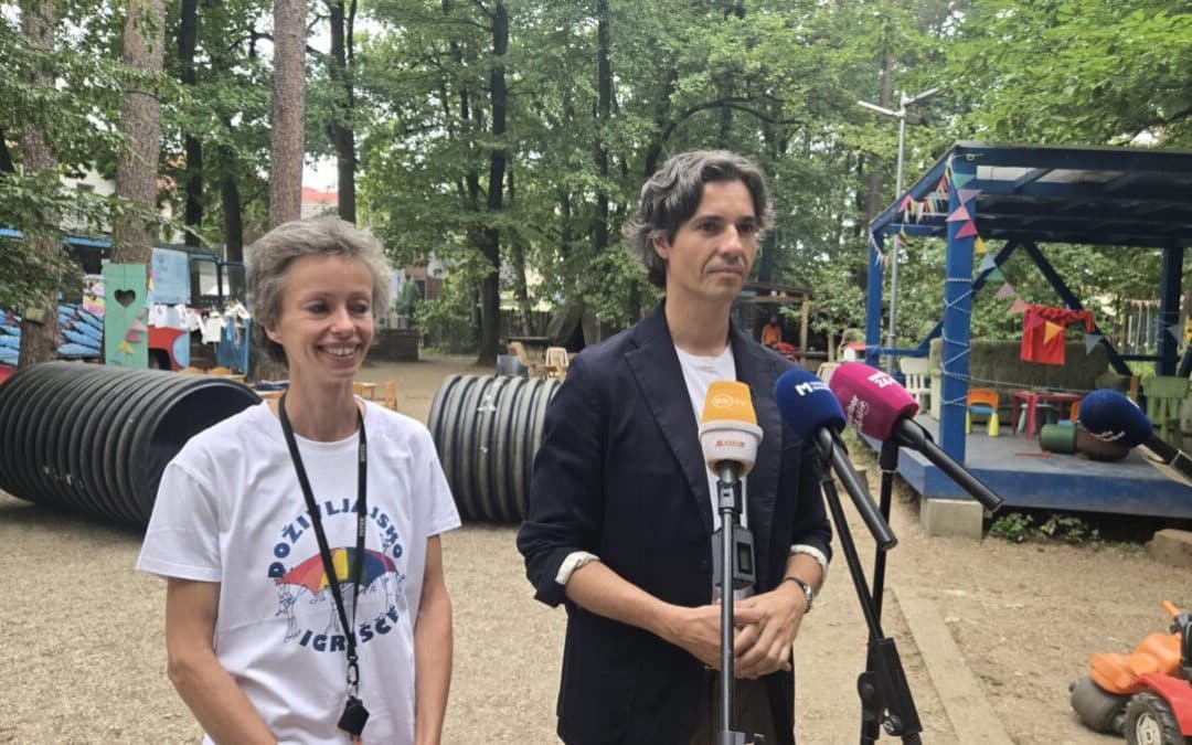 FOTO in VIDEO: Minister Luka Mesec obiskal brezplačni poletni program varstva otrok v Doživljajskem igrišču