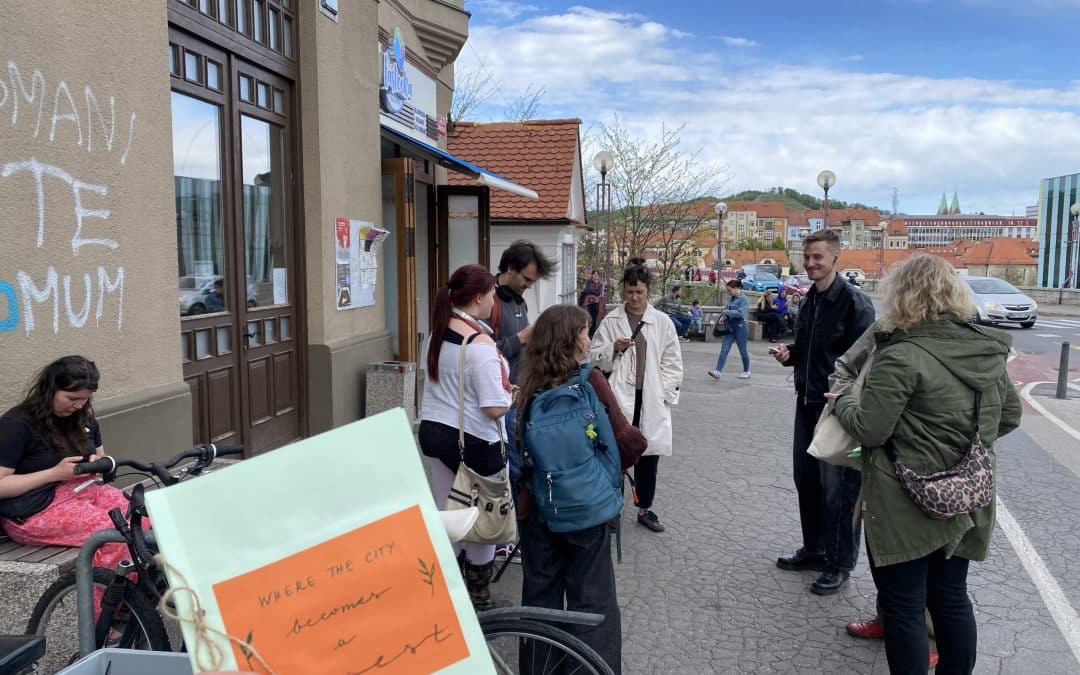 Zvočni sprehod: Kjer mesto postane gozd