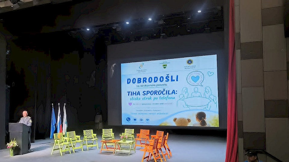 Udeležba na posvetu Tiha sporočila: stiske otrok po telefonu