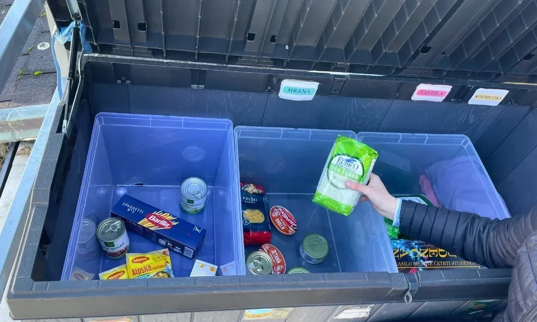 [Banka idej] Omarici, iz katerih lahko brez vprašanj vsak vzame, kar potrebuje